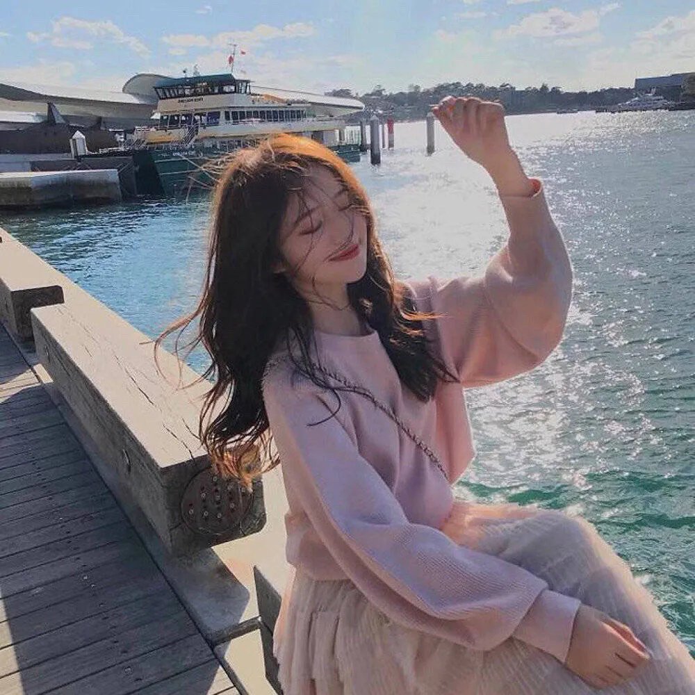 宝华尼车站海报